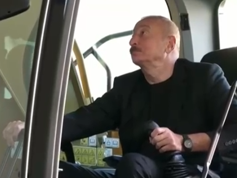 Prezident xüsusi texnika idarə etdi - VİDEO