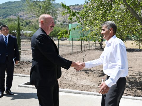 Prezident Kolatağ sakininin evində qonaq oldu - FOTOLAR