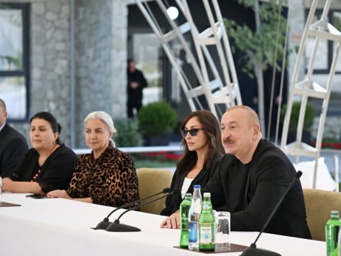 Prezidentlə xanımı Kəlbəcərdə sakinlərlə GÖRÜŞDÜ