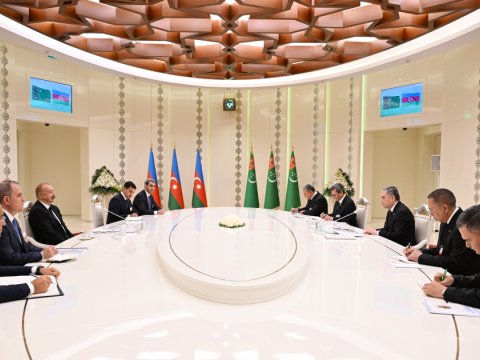 İlham Əliyevin Berdiməhəmmədovla geniş tərkibdə görüşü olub