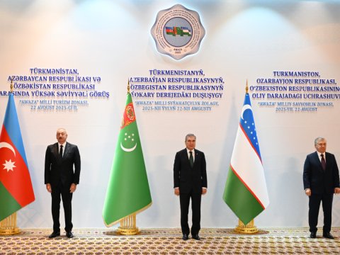 Liderlər mətbuata bəyanat verir