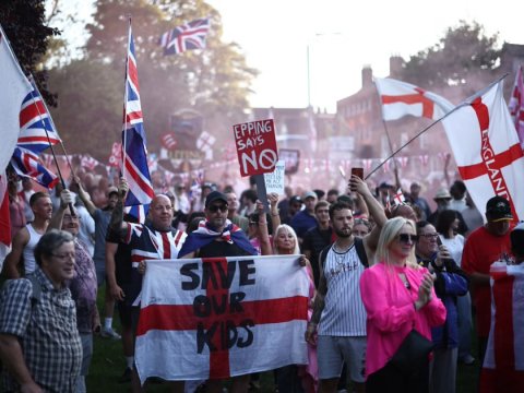 İngiltərədə miqrant əleyhinə etirazlar