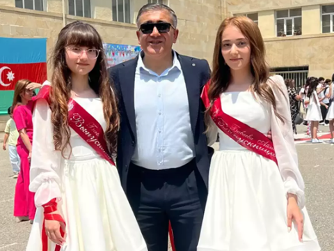 Aktyorun hər iki qızı tələbə oldu