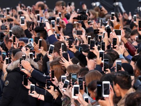 Şəkil bizi girov götürüb, İNSANLAR...