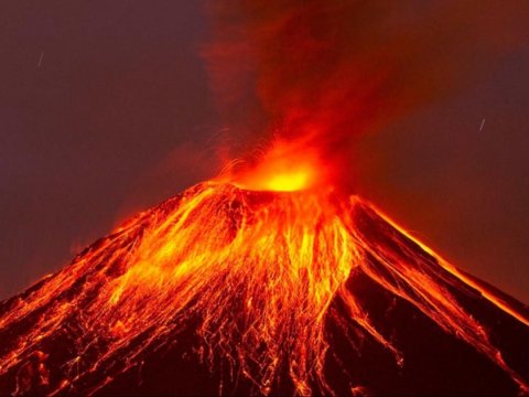 Dünyanın ən aktiv vulkanı yenidən PÜSKÜRDÜ