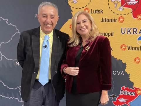 Sarı köynək, mavi qalstuk