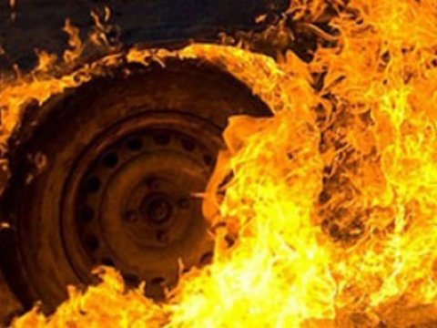 İki maşın toqquşub yandı