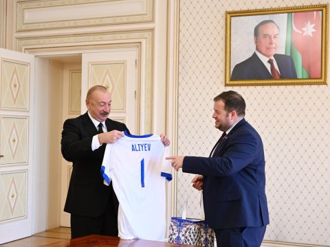 Britaniyalı nazirdən İlham Əliyevə hədiyyə - FOTO
