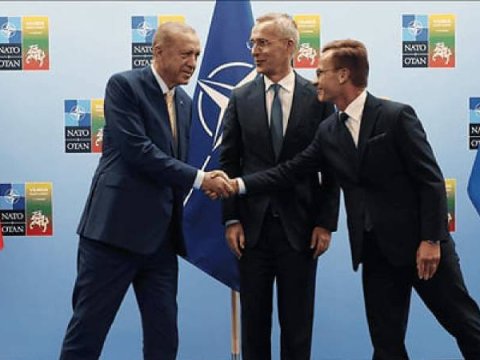 Diplomat NATO-ya aid gizli sənədləri tualetdə unutdu