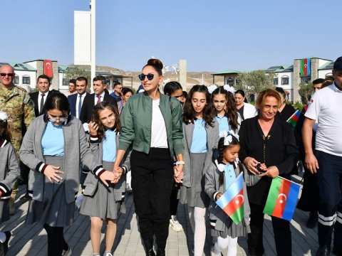 Keçmiş məcburi köçkünlər Mehriban Əliyevanı təbrik etdilər