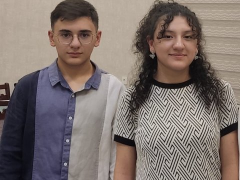 Əkiz bacı-qardaş eyni vaxtda tələbə oldu