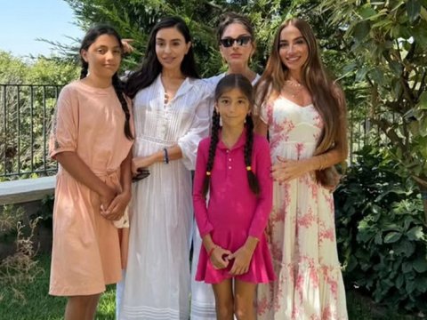 Mehriban Əliyeva qızları və nəvələri ilə birgə