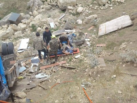 Qubada kino çəkilişinə gedənlərin avtomobili dərəyə yuvarlandı - ÖLƏN VAR