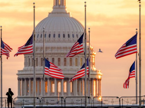 Amerikada bayraqlar yarıya endirildi