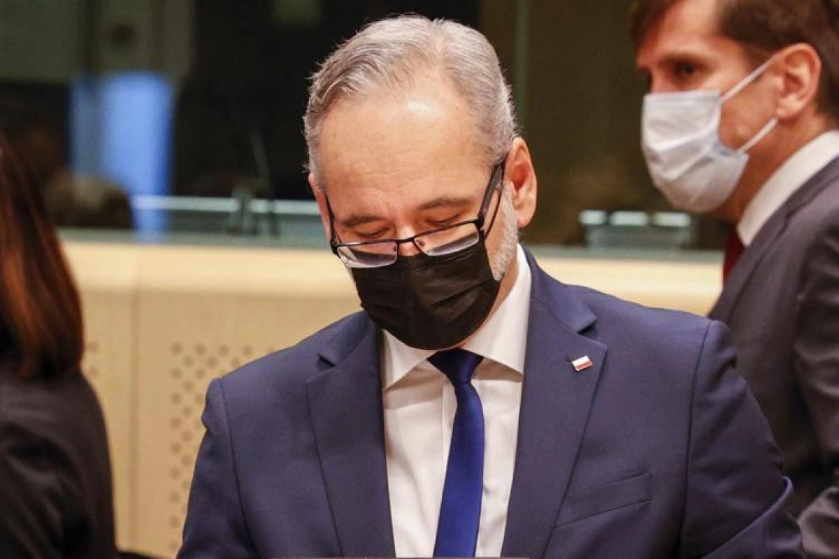 Koronavirusa görə sabiq naziri döydülər