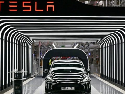 İlon Mask sürücüsüz avtomobillərin sınaqlarına başladı