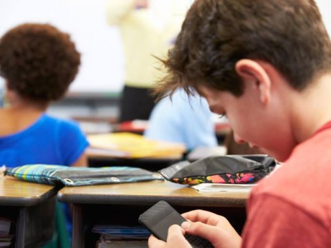 Məktəblərdə telefon qadağası olsun! - TƏKLİF
