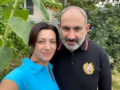 Paşinyan və xanımı musiqi alətində ifa etməyi öyrənir