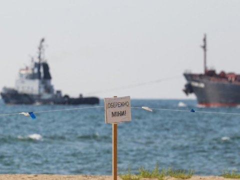 Qara dənizdə yük gəmisi minaya düşdü