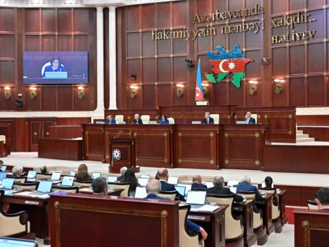 Deputatlar tətildən QAYITDILAR