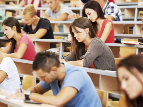 Prezidentin fərmanı qüvvəyə mindi: Tələbə təqaüdü 350 manat oldu