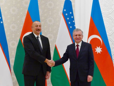 İlham Əliyev Mirziyoyevi TƏBRİK ETDİ