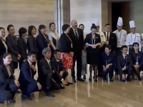 Prezidentin Çində qaldığı hotelin heyəti ilə səmimi görüşü - GÖRÜNTÜLƏR