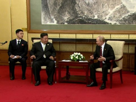 Kim Çen In Putinə “qardaş yardımı” edəcəyinə söz verdi