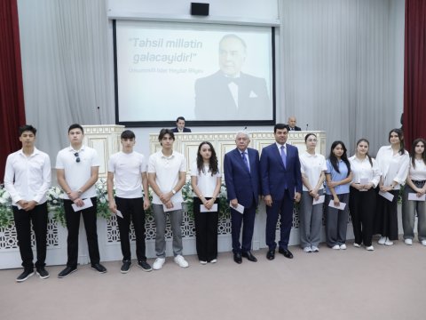 Ağalar Vəliyev yüksək bal toplayan tələbələri mükafatlandırdı