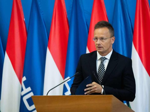 Bakıda İlham Əliyevlə şəkil çəkdirmək üçün növbəyə DURUBLAR