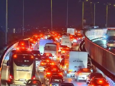 Dairəvi yolda qəza - sıxlıq yarandı