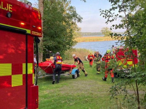 İki nəfərin olduğu təyyarə gölə düşdü
