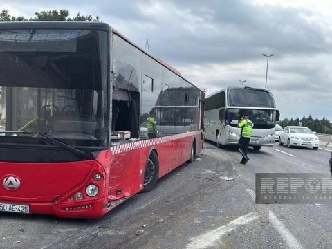 Bakı-Sumqayıt yolunda qəza - Yük maşını sərnişin avtobusuna çırpıldı