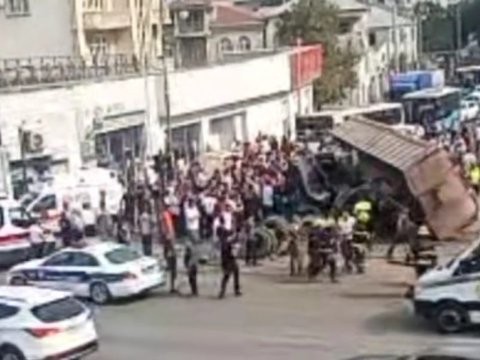 Bakıda yük maşını körpüdən aşaraq avtomobillərin üzərinə düşdü - VİDEO