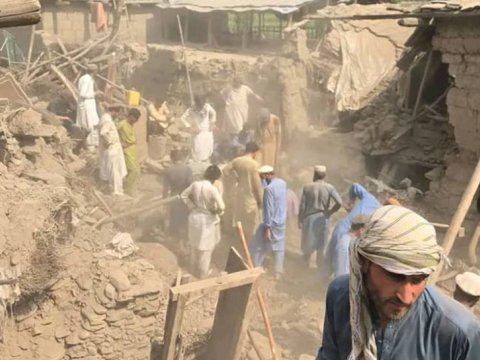 Əfqanıstandakı zəlzələdə kişilər qadınlara kömək etməyib