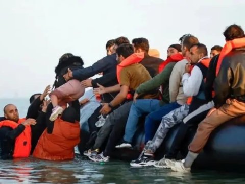 Britaniya qanunsuz miqrantları hərbi bazalarda yerləşdirəcək