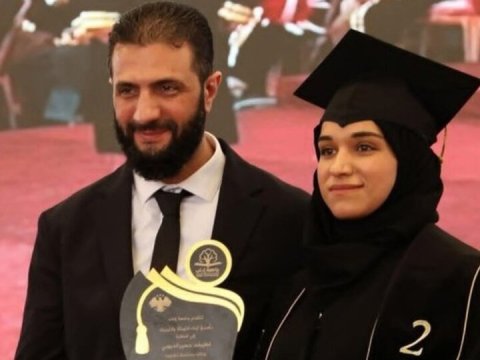 Suriyanın birinci xanımı məzun oldu - Diplomunu prezident təqdim etdi