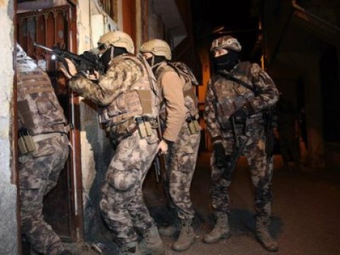 Daxili qoşunlara bu şəxsləri saxlamaq hüququ verilir