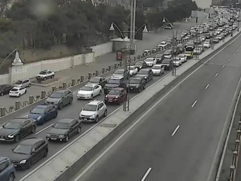В настоящее время на большинстве дорог Баку ПРОБКИ