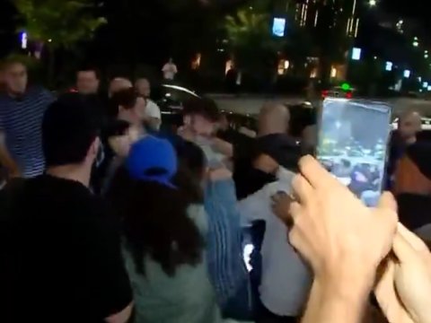 В Тбилиси перед штаб-квартирой мэра драка: избит иностранный журналист - ВИДЕО