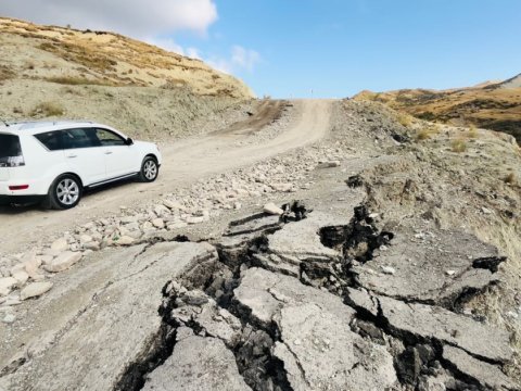 Torpaq sürüşməsi Lahıc yolunu yararsız hala saldı
