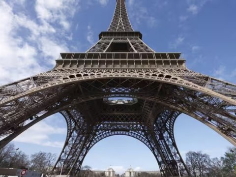 Eyfel qülləsinə 72 qadın alimin adı yazılacaq
