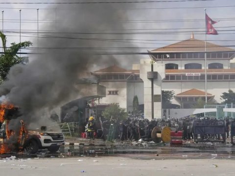 Nepalda etirazçılar Prezident ofisini yandırdılar