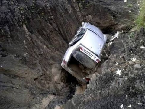 Culfada maşın dərəyə aşdı