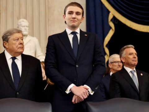 Trampın oğlu Ağ Evə köçdü