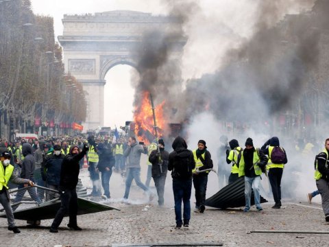 Fransa qarışdı: 200 etirazçı həbs olundu