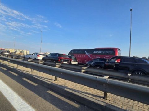 Aeroport yolunda qəza tıxac yaratdı