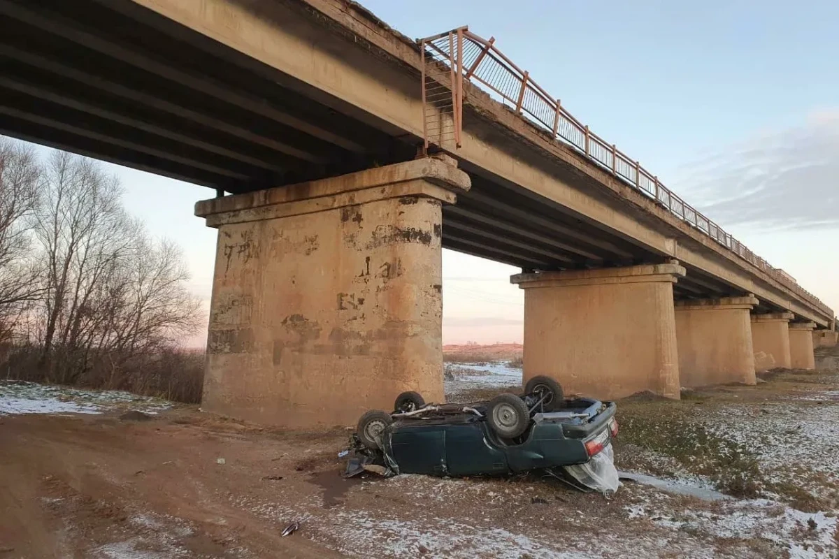 Maşınlar toqquşub körpüdən aşdı