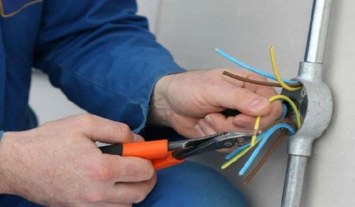 Ustanı elektrik cərəyanı vuraraq öldürdü