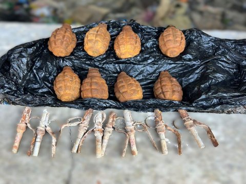 Həbs olunmuş şəxsin gizlətdiyi 8 qumbara tapıldı&nbsp;-&nbsp;FOTO